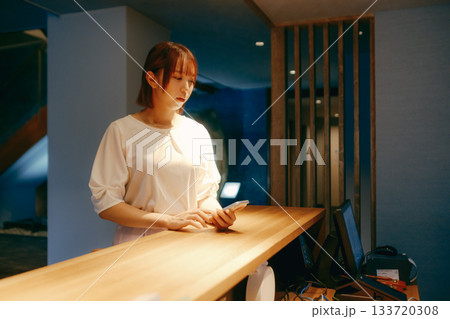 スマホでチェックインする20代女性 133720308