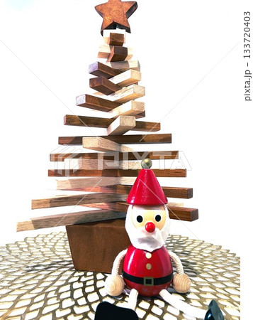 木製のツリーとサンタクロースの人形でクリスマスディスプレイ2 木製のツリーとサンタクロースの人形でクリスマスディスプレイ2 133720403