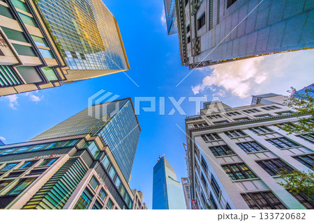 日本の東京都市景観夕日を浴びる日本橋の摩天楼や日本橋一丁目の再開発事業などを望む。新たな時代へ 133720682