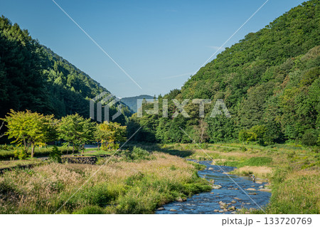 初秋の伊南川と草木が彩るミニ尾瀬公園の清流風景(福島県檜枝岐村) 初秋の伊南川と草木が彩るミニ尾瀬公園の清流風景(福島県檜枝岐村) 133720769