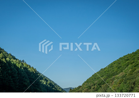 初秋の檜枝岐村に広がる山あいと澄みわたる青空の風景（福島県） 133720771