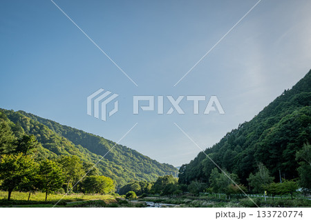 初秋のミニ尾瀬公園と伊南川を包む山あいの穏やかな風景(福島県檜枝岐村) 初秋のミニ尾瀬公園と伊南川を包む山あいの穏やかな風景(福島県檜枝岐村) 133720774