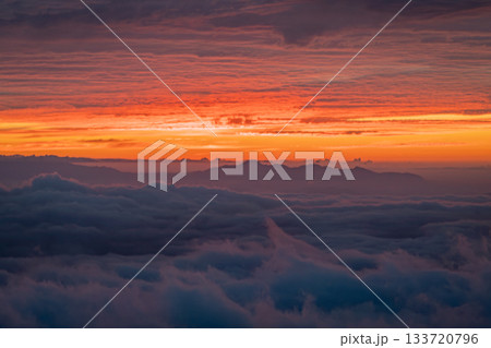 渋峠から望む雲海と朝焼けが染める秋の絶景（群馬県中之条町） 133720796
