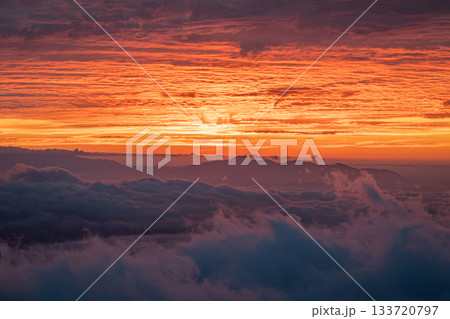 渋峠で染まる雲海と鮮烈な朝焼けの秋景色（群馬県中之条町） 133720797