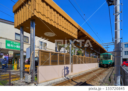 神奈川県鎌倉市稲村ガ崎の稲村ヶ崎駅(江ノ島電鉄)を見る 133720845