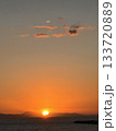 甑島の朝陽 133720889