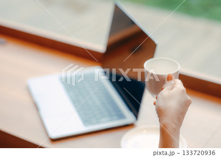 コワーキングスペースのデスクに置かれたノートパソコンとコーヒー コワーキングスペースのデスクに置かれたノートパソコンとコーヒー 133720936