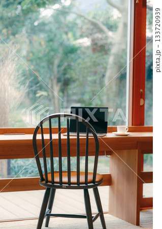 コワーキングスペースのデスクに置かれたノートパソコンとコーヒー コワーキングスペースのデスクに置かれたノートパソコンとコーヒー 133720939