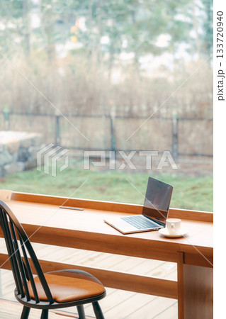 コワーキングスペースのデスクに置かれたノートパソコンとコーヒー コワーキングスペースのデスクに置かれたノートパソコンとコーヒー 133720940