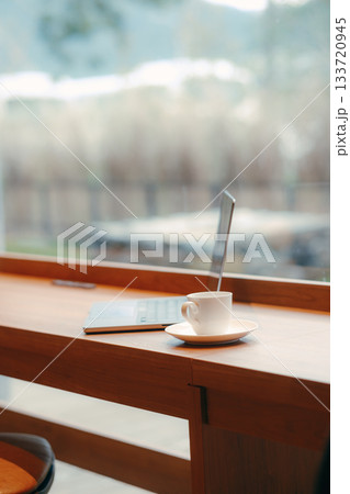 コワーキングスペースのデスクに置かれたノートパソコンとコーヒー コワーキングスペースのデスクに置かれたノートパソコンとコーヒー 133720945
