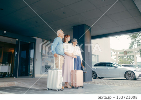 親子三人がホテルに到着するシーン 親子三人がホテルに到着するシーン 133721008