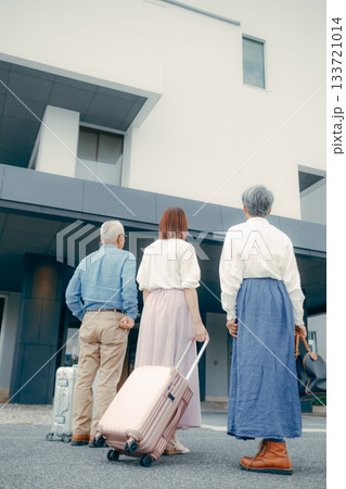親子三人がホテルに到着するシーン 133721014