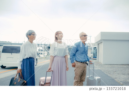 親子三人がホテルに到着するシーン 親子三人がホテルに到着するシーン 133721018