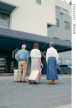 親子三人がホテルに到着するシーン 133721021