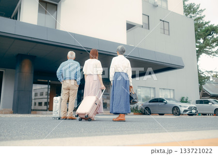 親子三人がホテルに到着するシーン 親子三人がホテルに到着するシーン 133721022