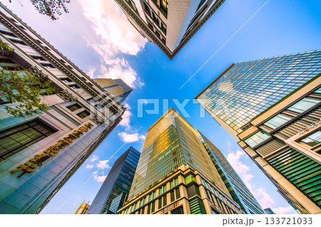 日本の東京都市景観夕日を浴びる日本橋の摩天楼や日本橋一丁目の再開発事業などを望む。明日へ、新たな時代 133721033