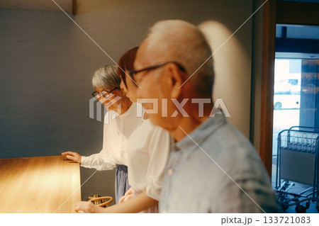 親子三人がホテルでチェックインするシーン 133721083