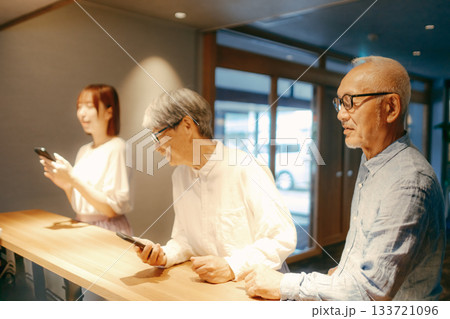 親子三人がホテルでチェックインするシーン 133721096