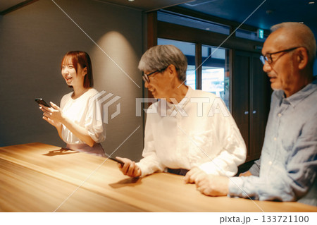 親子三人がホテルでチェックインするシーン 親子三人がホテルでチェックインするシーン 133721100