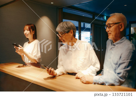 親子三人がホテルでチェックインするシーン 親子三人がホテルでチェックインするシーン 133721101