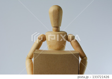 段ボールを持つデッサン人形 133721426