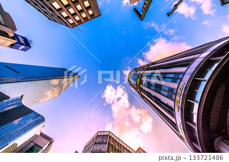 日本の東京都市景観夕日を浴びる日本橋。日本橋一丁目の再開発事業や三越などを望む。新たな時代へ 133721486