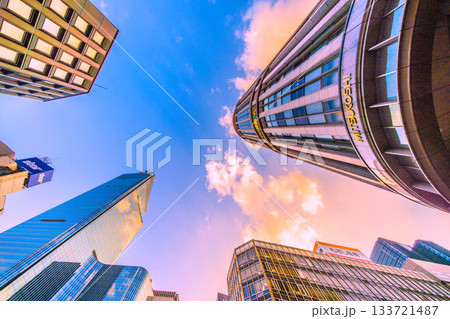 日本の東京都市景観夕日を浴びる日本橋。日本橋一丁目の再開発事業や三越などを望む。新たな時代へ 133721487