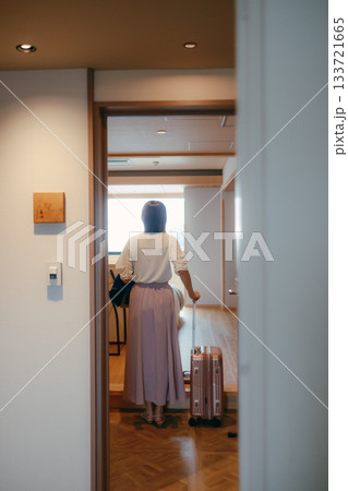 20代女性がホテルの客室に入るシーン 133721665
