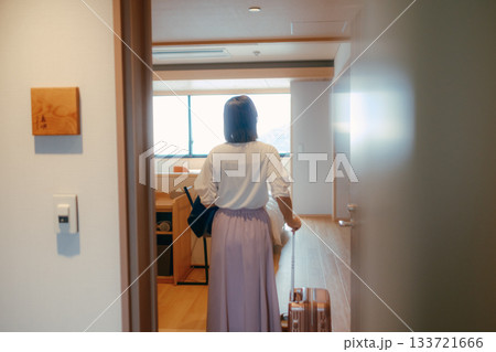 20代女性がホテルの客室に入るシーン 20代女性がホテルの客室に入るシーン 133721666