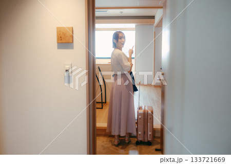 20代女性がホテルの客室に入るシーン 133721669