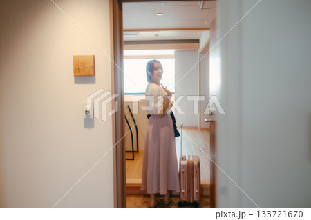 20代女性がホテルの客室に入るシーン 133721670