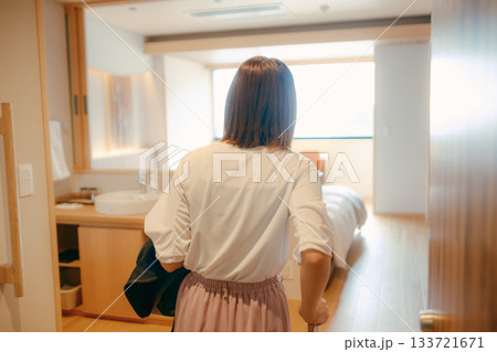 20代女性がホテルの客室に入るシーン 133721671