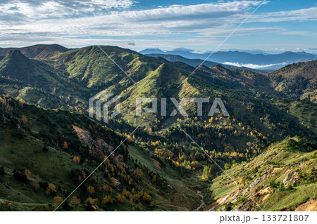 横手山ドライブインから望む秋色の山並みと広がる大自然（長野県山ノ内町） 133721807