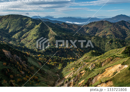 横手山ドライブインから望む秋色の山々と雄大なパノラマ風景（長野県山ノ内町） 133721808