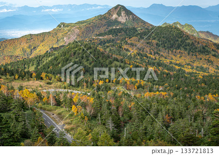 横手山ドライブインから望む紅葉の志賀高原と山道の秋景色(長野県) 横手山ドライブインから望む紅葉の志賀高原と山道の秋景色(長野県) 133721813