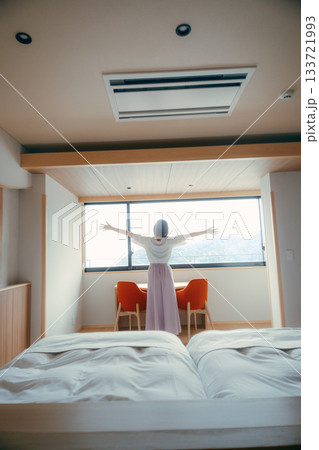 20代女性がホテル客室で絶景を眺めるシーン 133721993