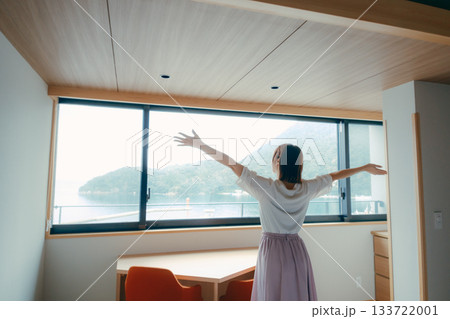 20代女性がホテル客室で絶景を眺めるシーン 20代女性がホテル客室で絶景を眺めるシーン 133722001
