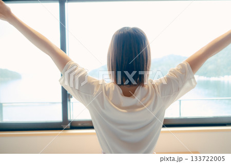 20代女性がホテル客室で絶景を眺めるシーン 20代女性がホテル客室で絶景を眺めるシーン 133722005