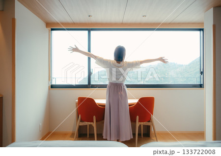 20代女性がホテル客室で絶景を眺めるシーン 20代女性がホテル客室で絶景を眺めるシーン 133722008