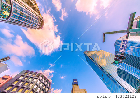 日本の東京都市景観夕日を浴びる日本橋。日本橋一丁目の再開発事業や三越などを望む。新たな時代へ 133722128