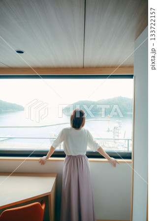 20代 女性がホテルの窓辺で景色を眺めるシーン 20代 女性がホテルの窓辺で景色を眺めるシーン 133722157