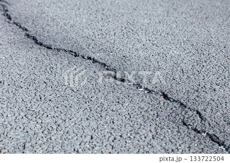 アスファルトのひび 133722504