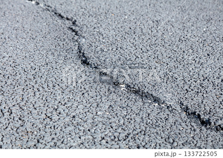 アスファルトのひび 133722505