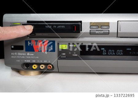 使い古したHi8ビデオデッキにテープを入れる使用シーン 133722695