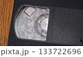 白いカビがびっしりと重症度に生えたVHSビデオカセットテープ 133722696