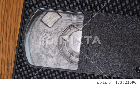 白いカビがびっしりと重症度に生えたVHSビデオカセットテープ 133722696