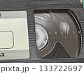 斑点状のカビが軽症度に生えたVHSビデオカセットテープ 133722697