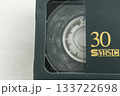 うっすらとカビが中症度に生えたVHS-Cビデオカセットテープ 133722698