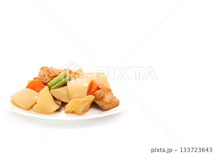 根菜類の煮物　明るい背景　加賀揚げ　大根　ニンジン 133723643