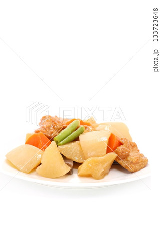 根菜類の煮物 明るい背景 加賀揚げ 大根 ニンジン 根菜類の煮物 明るい背景 加賀揚げ 大根 ニンジン 133723648